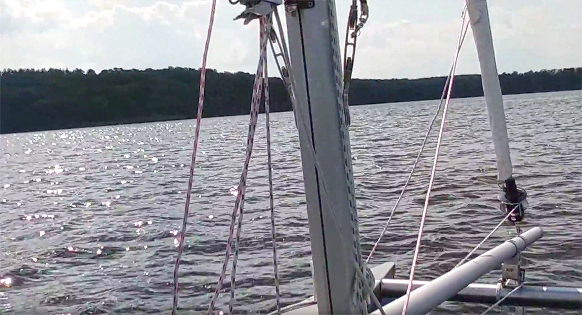 Der Segelkatamaran OLAF Saildream 1 auf dem Wasser.